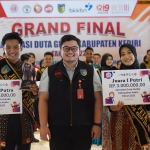 Bupati Kediri Hanindhito Himawan Pramana di antara juara putra dan putri duta genre. Foto: Ist. 