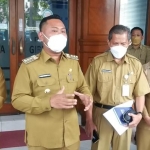 Bupati Gus Yani didampingi Sekda, Kasatpol PP, Plt Dirut Perumda Giri Tirta dan Plt Dirum memberikan keterangan pers. foto: SYUHUD/ BANGSAONLINE