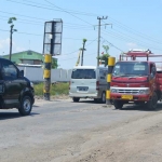 Portal di jalan Pantura wilayah Kecamatan Manyar untuk menghalau kendaraan berat. foto: SYUHUD/ BANGSAONLINE