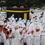 Siswa-siswa TK Dharma Wanita se-Kecamatan Jabon saat mengikuti manasik haji cilik. foto: Agus HP/BangsaOnline.com