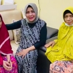 Siti Khotijah (berbaju merah, paling kiri), ibunda Menko Polhukam Mahfud MD bersama Siti Marwiyah (tengah), adik kandung Mahfud MD. foto: tangkapan layar video 