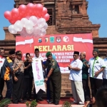 Usai melaksanakan kegiatan, dilanjutkan dengan melepaskan balon udara secara simbolis yang bertuliskan "Pemilu Aman, Damai dan Sejuk". foto: Andy Fachrudin/ BANGSAONLINE