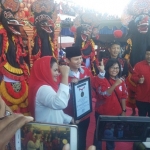 Gus Ipin bersama Puti Guntur saat menerima sertifikat Museum Rekor Dunia Indonesia (MURI) di Stadion Menak Sopal Trenggalek, Kamis (31/5). Foto: HERMAN S/BANGSAONLINE
