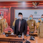 Sekretaris Daerah Kabupaten Gresik, Achmad Washil Miftahul Rachman, didampingi para Kepala OPD saat daring penyerahan penghargaan SAKIP. Foto: SYUHUD/ BANGSAONLINE