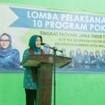 Hj. Erna Harum, Ketua Tim Juri Penilai Lomba 10 Program PKK Jatim 2017, saat memberikan sambutan kedatangannya di Kota Malang, di Kelurahan Polowijen, Blimbing Kota Malang, Jumat (08/12). Foto: IWAN IRAWAN/BANGSAONLINE