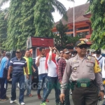 Ratusan warga Desa Karanggandu saat mendatangi Gedung DPRD Trenggalek. foto: HERMAN/ BANGSAONLINE