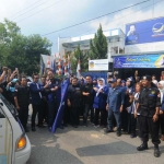 Ketua Bappilu DPW Partai NasDem, Ipong Muchlissoni Jatim melepas bantuan sembako untuk korban tsunami di Banten dan Lampung. foto: ist