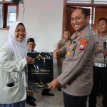 Kapolres Ngawi AKBP Dwiasi Wiyatputera memberikan cenderamata dan hadiah untuk peserta yang aktif.