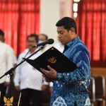 Wali Kota Abdullah Abu Bakar saat melantik tiga pejabat di lingkungan Pemkot Kediri. Foto: Ist.