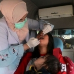 BERBAGI : Pemeriksaan gigi gratis dalam acara Reuni Perak angkatan 1992 SMAN 1 Sidoarjo, Minggu (17/9). foto istimewa