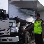 Kondisi truk box yang ringsek usai menghantam truk tronton.