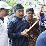 Wakil Wali Kota Pasuruan Adi Wibowo saat mencoba Angklung Kalimas.