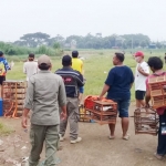 Petugas Satpol PP Kota Kediri saat membubarkan latihan balap merpati di area GOR Jayabaya. 