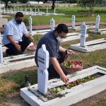 Calon Bupati Kediri, Hanindhito Himawan Pramana, saat menaburkan bunga di pusara pahlawan tidak dikenal bersama Ketua DPRD Kabupaten Kediri, Dodi Purwanto. foto: MUJI HARJITA/ BANGSAONLINE