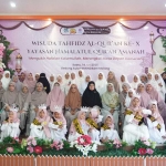 Para santriwati Yayasan Hamalatul Quran Amanah Kota Malang foto bersama usai diwisuda.