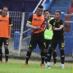 Pemain Persik Kediri saat berlatih di Stadion Brawijaya, Kota Kediri. (foto: ist.)