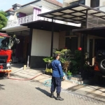 Petugas pemadam kebakaran saat melakukan pembasahan di lokasi kebakaran.
