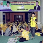 Ketua Golkar Gresik H. Ahmad Nurhamim memberikan arahan kepada Kordes di wilayah Dukun. foto: SYUHUD/ BANGSAONLINE