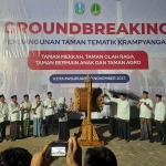 Gubernur Jatim Khofifah dan Wali Kota Pasuruan Gus Ipul bersama-sama menabuh sebuah bedug tanda prosesi groundbreaking pembangunan Taman Wisata Krampyangan, Rabu (29/11/2023) malam. 