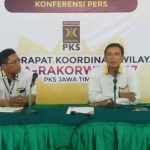 Ketua DPW PKS Jatim, Arif Hari Setiawan (kanan) memberi keterangan pers di Asrama Haji Surabaya. foto: didi rosadi/ BANGSAONLINE