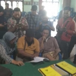 Puluhan warga yang protes saat ditunjukkan berkas persyaratan pengangkatan panitia pengisian perangkat desa.