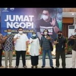 Bupati Kediri Hanindhito Himawan Pramana (keempat dari kiri) dan Wakil Bupati Kediri Dewi Mariya Ulfa saat foto bersama anggota Aliansi Relawan Peduli Lingkungan Kediri. foto: MUJI HARJITA