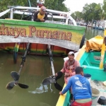 Nelayan Arosbaya menunjukkan kapal nelayan asal Lamongan yang diamankan.