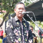 Sekretaris Daerah Kota Pasuruan Drs. Bahrul Ulum, M.M. memberikan sambutan sebelum memberangkatkan peserta gerak jalan.