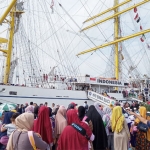 Masyarakat Batam berduyun-duyun mengunjungi KRI Bima Suci saat melaksanakan Open Ship di Dermaga Pelabuhan Batu Ampar, Selasa (15/10).