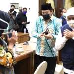 Gubernur Jatim Khofifah bertegur sapa dengan Wali Kota Surabaya Tri Rismaharini usai pertemuan pembahasan pemberlakuan PSBB di Gedung Negara Grahadi, Surabaya. foto: DIDI ROSADI/ BANGSAONLINE 