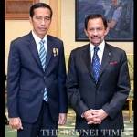 Presiden Joko Widodo foto bersama dengan Sultan Hasanal Bolkiah saat kunjungannya di Brunei Darussaal. The Brunei Times/tempo.co.id