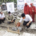 Bupati Ony saat melakukan peletakan batu pertama pembangunan TK ABA.