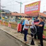 Warga Gladak Anyar tolak adanya pasar dadakan di daerahnya yang menimbulkan penumpukan sampah dan bau tak sedap.