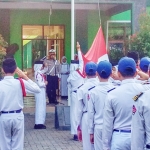 Kasatlantas Polres Ngawi AKP Yanto Mulyanto bersama Kanit dan perwira yang ada menjadi inspektur upacara (Irup) di SMP seluruh Ngawi. 