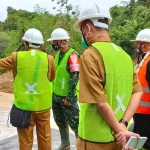 Bupati Sumenep, Dr. K.H. A. Busyro Karim, M.Si., saat meresmikan Pompa Air Tanpa Mesin (PATM) di Sumber Lembung Desa Lebeng Barat, Kecamatan Pasongsongan. (foto: ist)