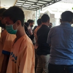 Para pelaku pengedar pil koplo saat menghadiri konferensi pers yang digelar Satresnarkoba Polres Tuban.