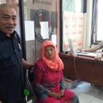 Pelapor Nasihan bersama saksi, Hj Maimunah ketika menjalani pemeriksaan di kantor Panwaslih. foto: syuhud/ BANGSAONLINE