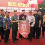 Pelepasan balon menandai dimulainya deklarasi damai Pilres dan Pileg tahun 2019 di Pandaan, Rabu pagi. foto: andy fachrudin/ bangsaonline