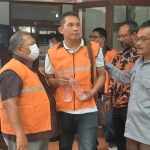 Ketiga tersangka kasus korupsi pembangunan Gedung Serbaguna Kelurahan Ringin Anom: BHR, YDP dan ADK, saat hendak dibawa ke LP Kediri. Foto: Ist.