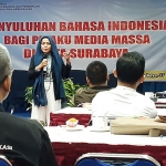 PEMATERI: Suasana acara Penyuluhan Bahasa Indonesia bagi Pelaku Media Massa yang digelar Balai Bahasa Jatim, Kamis (19/9). foto: MUSTAIN/ BANGSAONLINE