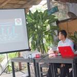 Eko Wahyono (kanan) saat memberikan paparan hasil riset. foto: BANGSAONLINE