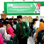 Para peserta tumplek blek di Aula Kampus milik Nahdlatul Ulama (NU) Tuban di Jalan Manunggal ini.