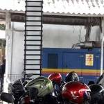 Mesin genset untuk cadangan penggerak listrik kantor Pemkab Gresik yang tidak bisa berfungsi maksimal. foto: syuhud/ BANGSAONLINE