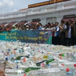 Puluhan ribu botol miras saat akan dimusnahkan.