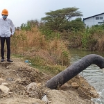 Dirut PDAM Gresik Siti Aminatus Zahriyah bersama Kepala Unit SPAM Umbulan PT Air Bersih Jatim Ibrahim Sahara dan Manager Marketing PT Meta Adhya Tirta Umbulan Muhammad Anwar saat melihat reservoir di pembuangan air kawasan Maspion. (foto: SYUHUD/ BANGSAONLINE)