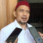 Anggota Komisi VIII DPR RI Fraksi PKB, KH. An’im Falachuddin Mahrus, saat memberi keterangan kepada wartawan. Foto: Muji Harjita/BANGSAONLINE