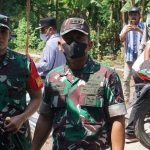 Danrem 083/Baladhika Jaya (BDJ) Kolonel Inf. Yudhi Prasetiyo saat melakukan kunjungan ke lokasi TMMD di Desa Sebalong, Kabupaten Pasuruan.