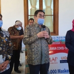 Yayasan Upaya Indonesia Damai (UID) menyerahkan 100 ribu masker kepada Pemprov Jatim. Gubernur Khofifah Indar Parawansa (kanan) menerima langsung donasi tersebut yang diserahkan oleh Handaka Santosa, mewakili UID (tengah). Sebelah kiri adalah Indrawana Widjaja, mewakili Gajah Tunggal Group. Acara berlangsung di Gedung Grahadi, Surabaya, Kamis (10/9/2020) sore. (foto: ist).