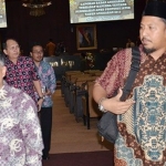 Renville Antonio (berkopiah hitam) dan Irwan Setiawan, rekan sejawat di Komisi C saat masih sama-sama menjadi anggota DPRD Jatim periode 2014-2019. foto: istimewa