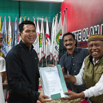 Samanhudi Anwar didampingi pendukungnya saat mengembalikan formulir pendaftaran dan persyaratan bakal calon Ketua KONI Kota Blitar.